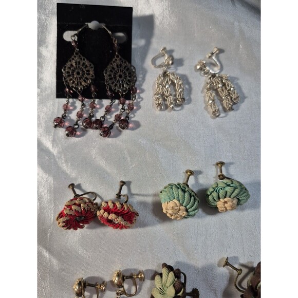 Vintage Lot Of 8 Pairs Of Screwback Earrings - Picture 3 of 11